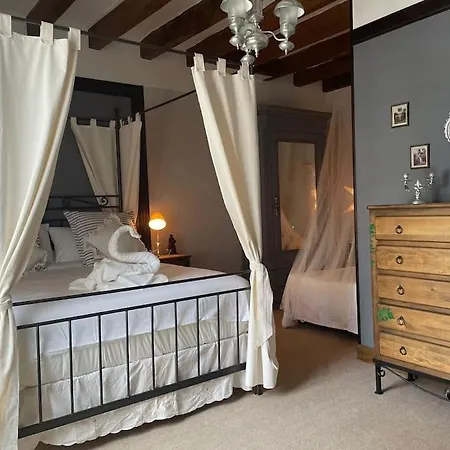 Villa Agradable Casa: Logis Louis Xiv, Anne Marie La Chartre-sur-le-Loir